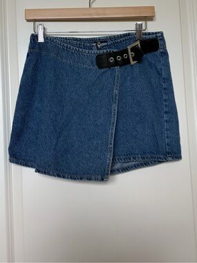 BDG Blue Denim High-Rise Jeans with Black Belt Accent